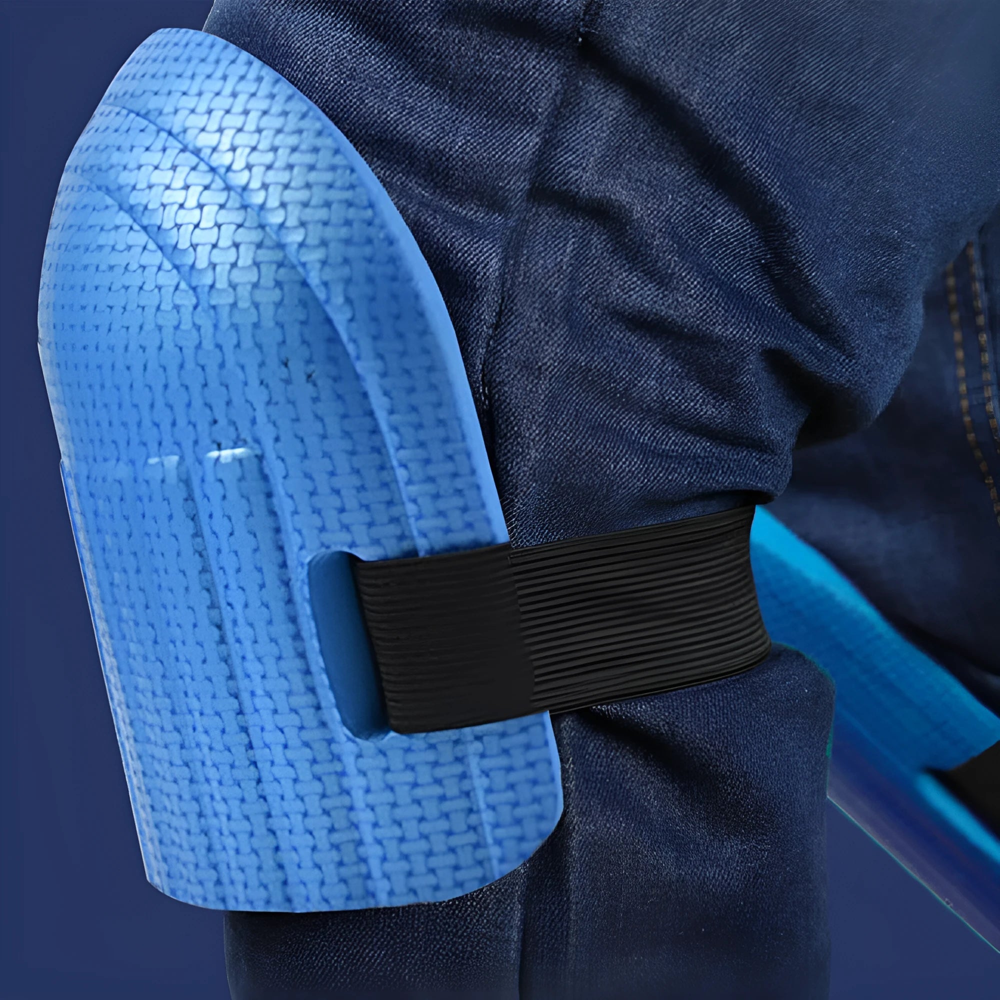 Pair of EVA foam kneepads in blue with 11mm thick cushioning for construction and DIY work.