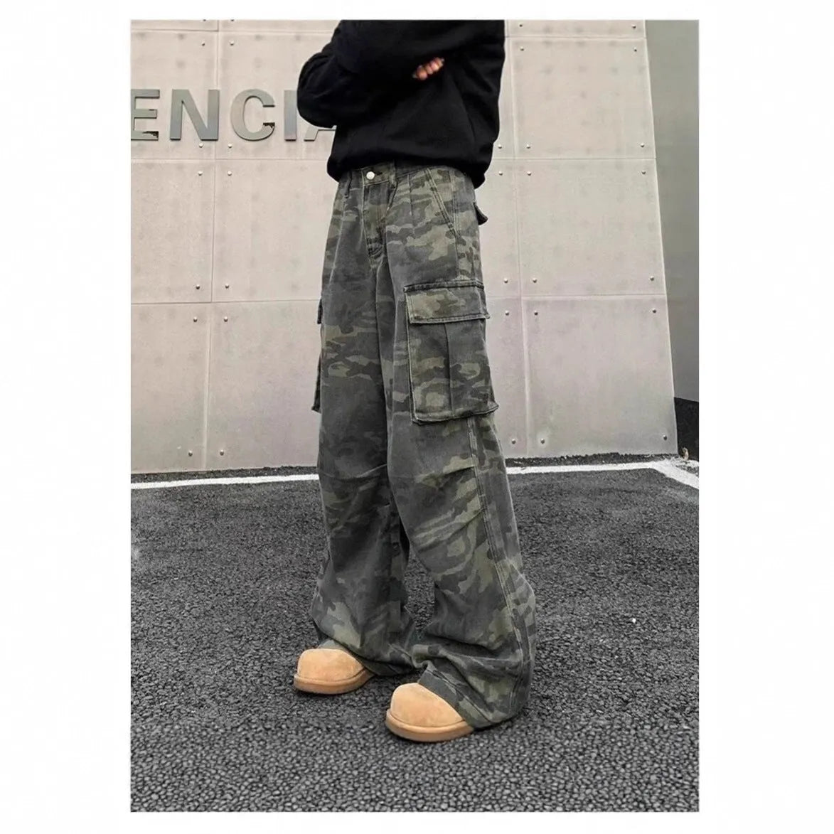 Camouflage cargo trousers with multiple pockets in cotton blend fabric