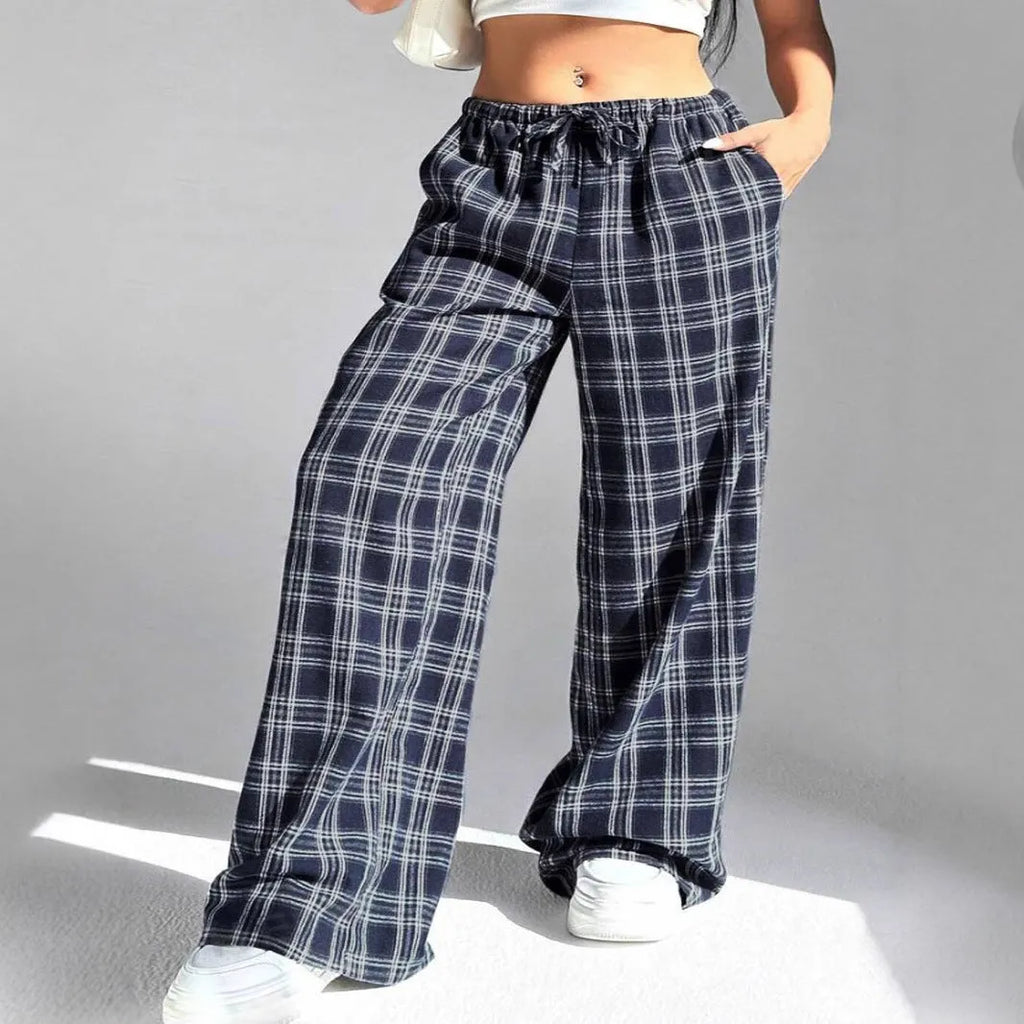 Women's loose drawstring trousers with plaid pattern and side pockets in blue or red colours