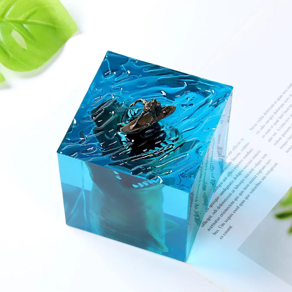 Clear epoxy resin ornament with shark surfer scene inside, shown next to a scale indicating 5cm and 8cm size options.