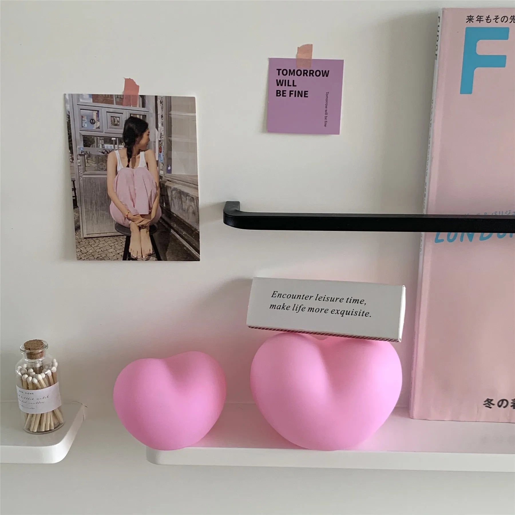 White and pink vinyl love-shaped atmosphere lamps in two sizes on a shelf.