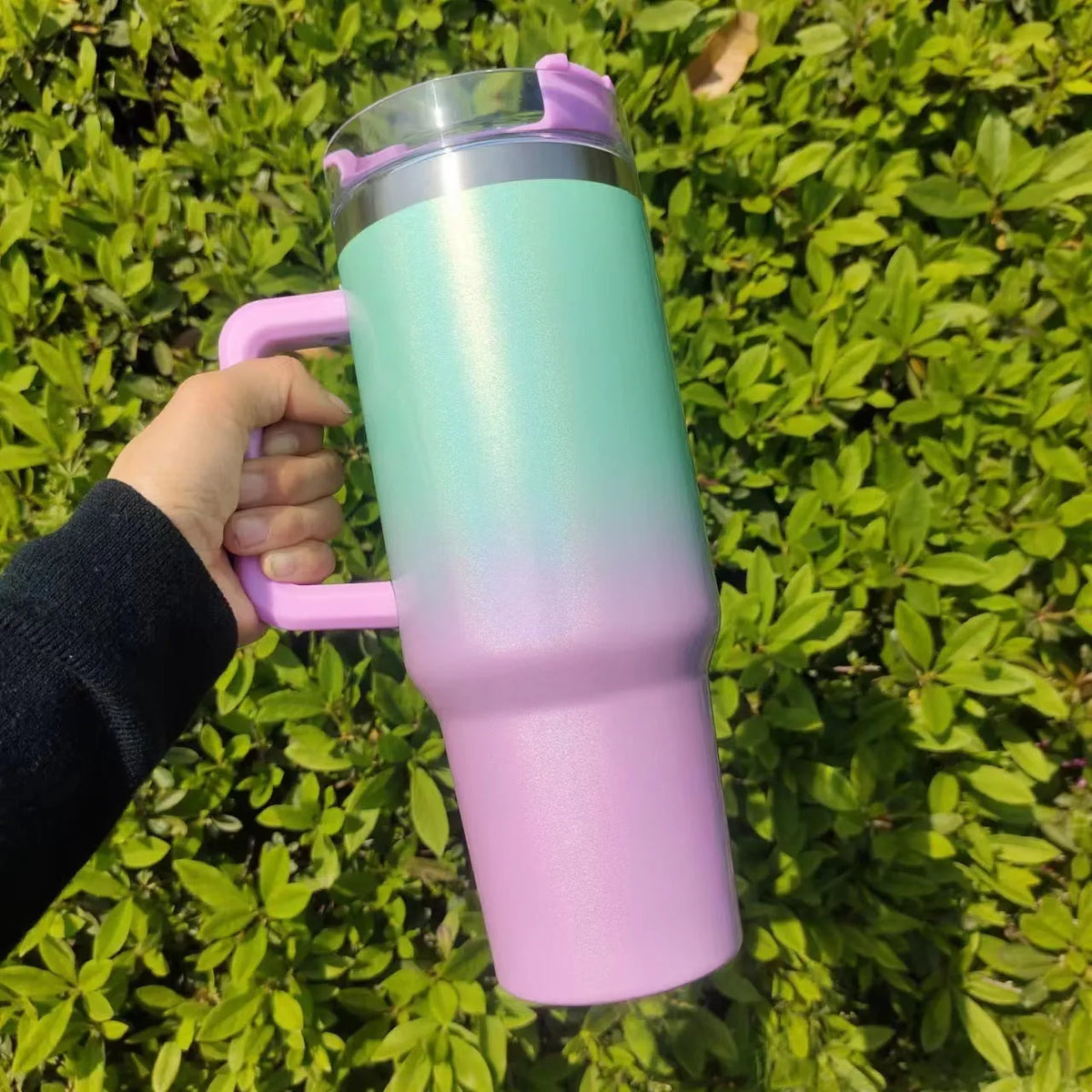 Large stainless steel vacuum insulation cup with double-layer construction in gradient colour options
