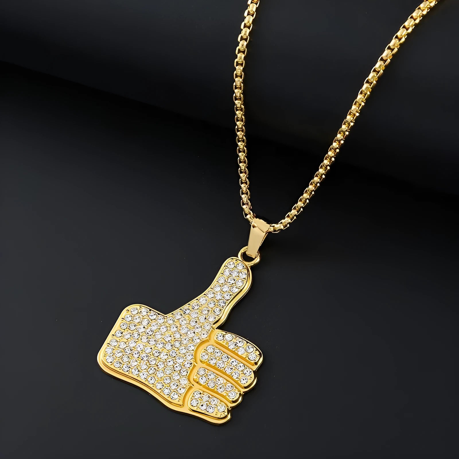 Gold-coloured geometric women's necklace with inlaid zircon detail on alloy pendant.
