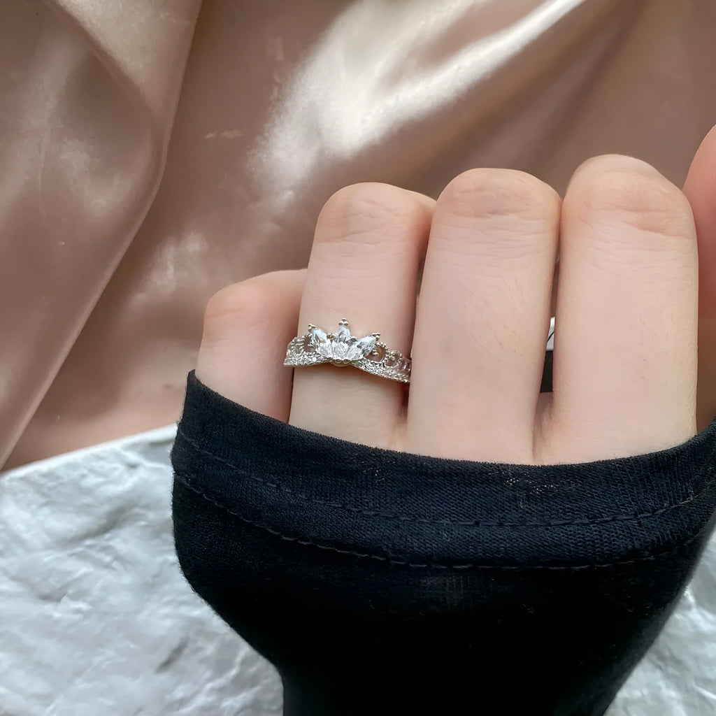Sterling silver crown ring for women with main diamond design, electroplated finish, sizes 5 to 9