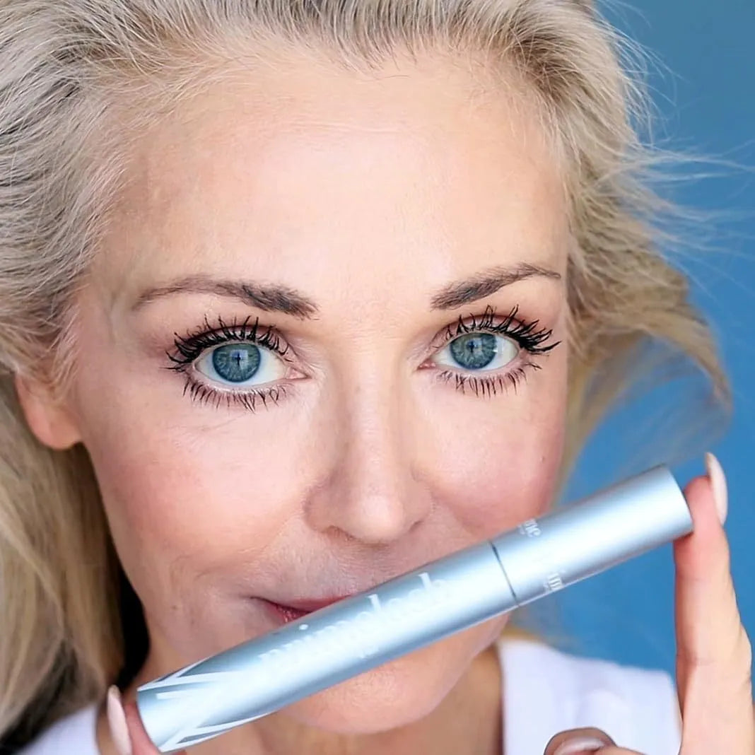 Dual-ended eyelash brush and comb tool for applying eye black makeup