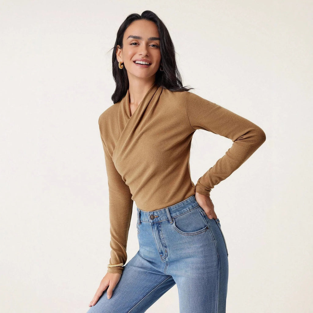 Camel-coloured women's slim fit pullover sweater with long sleeves