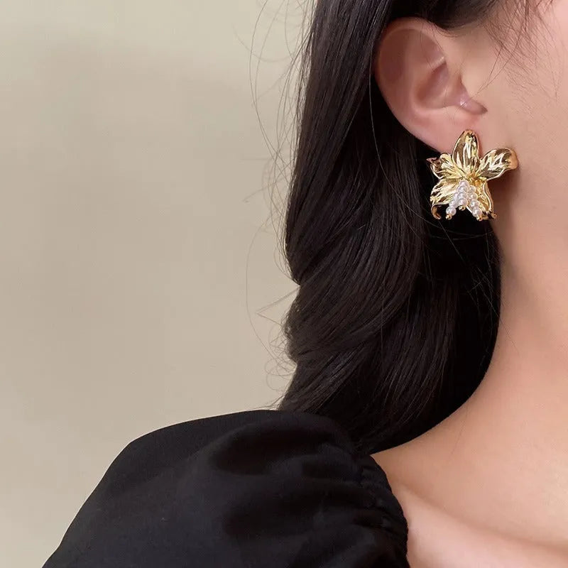 Gold H1795 metal pearl flower earrings for women with niche style and Seiko treatment.