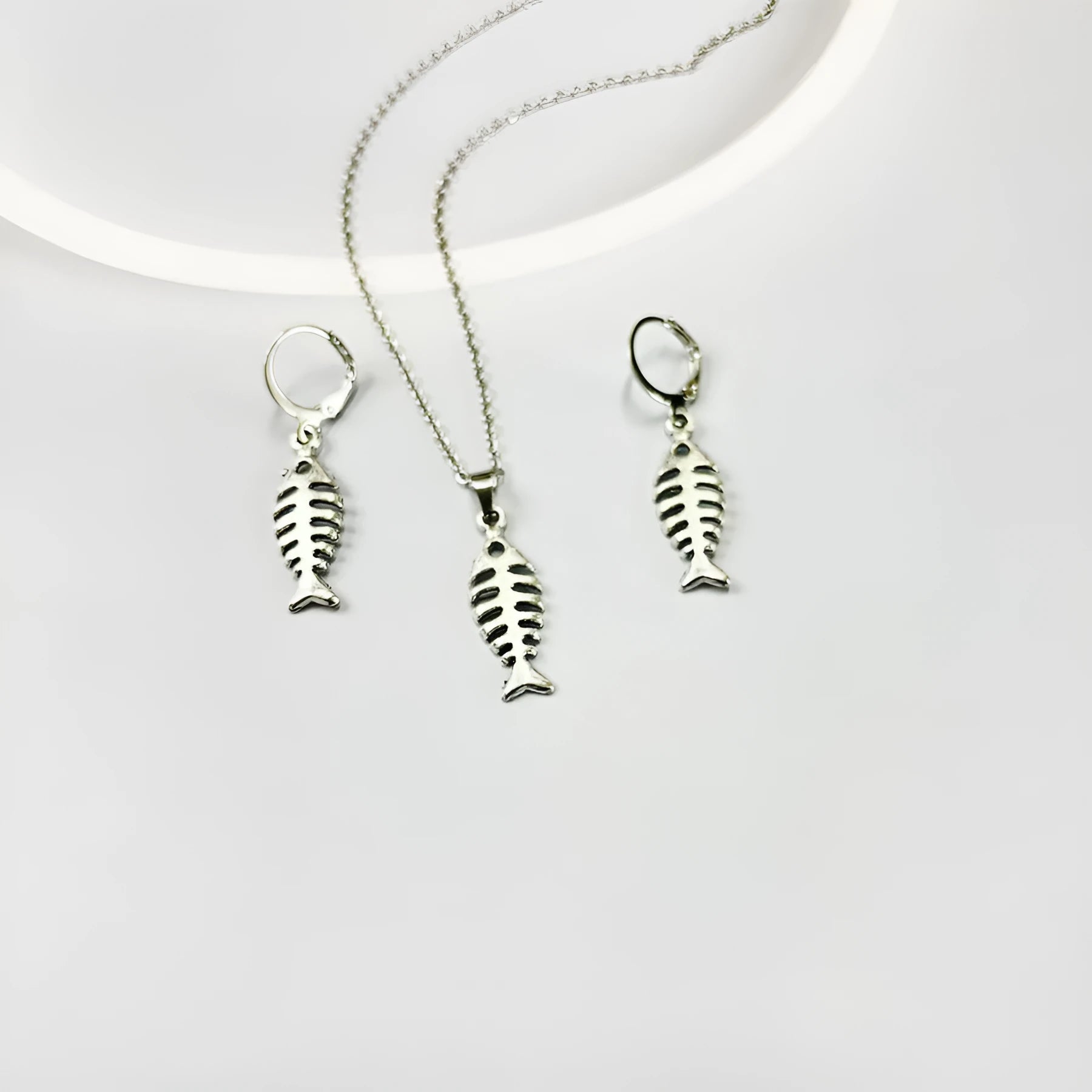 Fishbone pendant necklace with O-shaped chain and matching earrings in retro alloy jewellery set