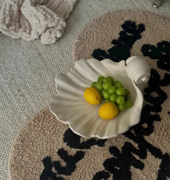White resin shell fruit plate ornament with light luxury design weighing 1.5kg for home decoration
