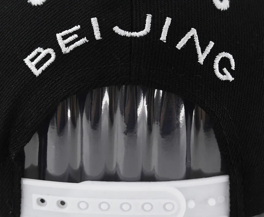 Adjustable cotton baseball hat with embroidered letters in black or white colour