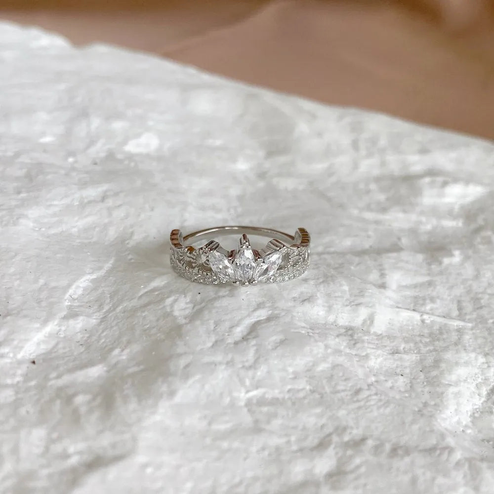 Sterling silver crown ring for women with main diamond design, electroplated finish, sizes 5 to 9