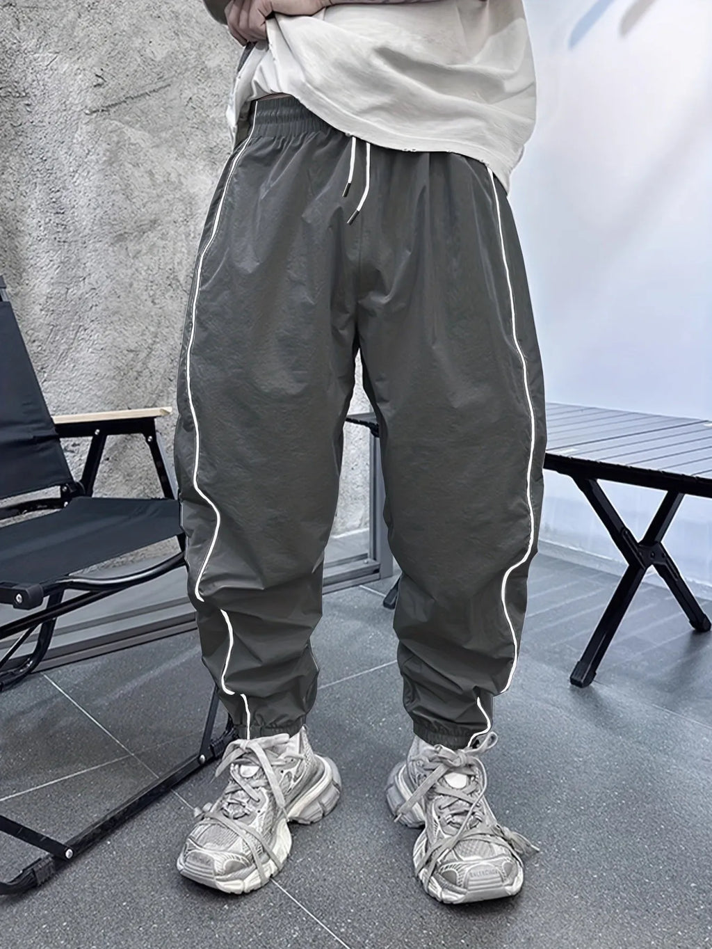 Men's loose-fit cropped sports trousers in bamboo fibre, shown in khaki colour.